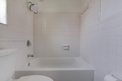 Casa en alquiler en Hallandale Beach, Florida, 2 dormitorios, 60.94 m2 № 1955708 - foto 7