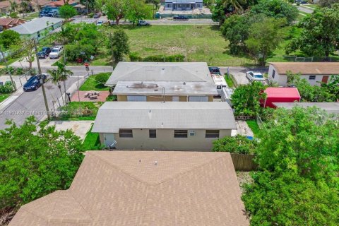 Casa en alquiler en Hallandale Beach, Florida, 2 dormitorios, 60.94 m2 № 1955708 - foto 1