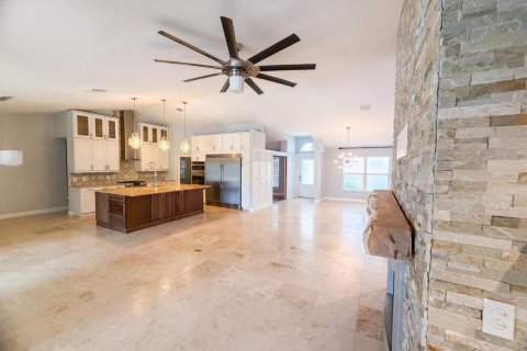House in St. Lucie, Florida 5 bedrooms, 262.36 sq.m. № 2243843 - photo 2