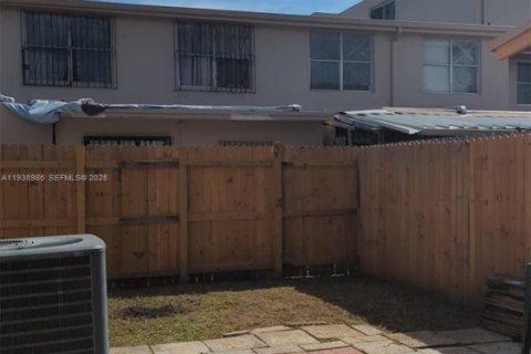 Commercial property in Hialeah, Florida 1 bedroom № 1997928 - photo 9