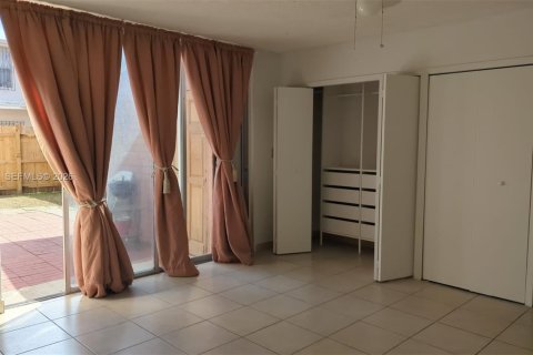 Commercial property in Hialeah, Florida 1 bedroom № 1997928 - photo 5