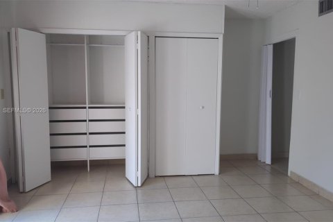 Commercial property in Hialeah, Florida 1 bedroom № 1997928 - photo 6