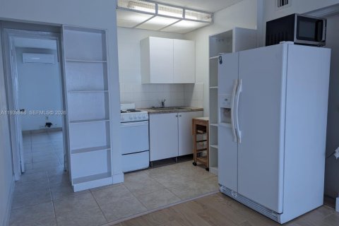 Commercial property in Hialeah, Florida 1 bedroom № 1997928 - photo 3