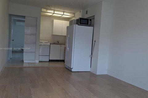 Commercial property in Hialeah, Florida 1 bedroom № 1997928