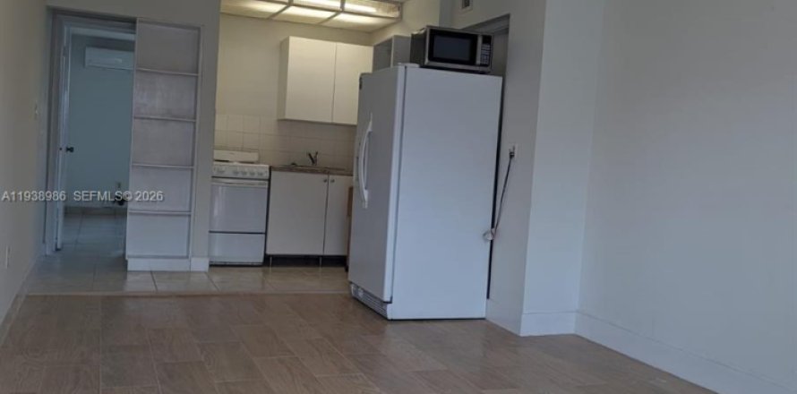 Commercial property in Hialeah, Florida 1 bedroom № 1997928