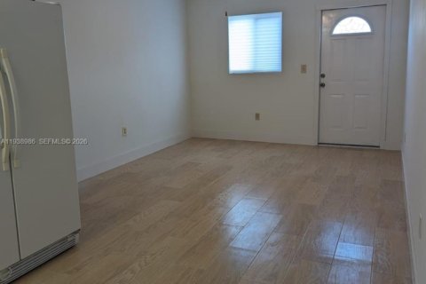 Commercial property in Hialeah, Florida 1 bedroom № 1997928 - photo 4