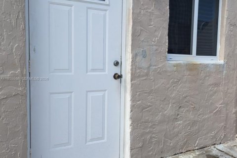 Commercial property in Hialeah, Florida 1 bedroom № 1997928 - photo 2