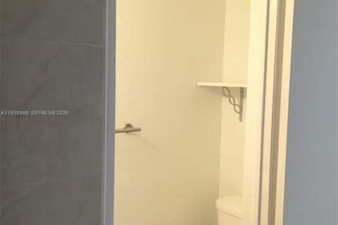 Commercial property in Hialeah, Florida 1 bedroom № 1997928 - photo 8