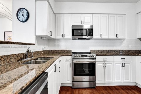 Condo in Miami, Florida, 3 bedrooms  № 1946132 - photo 13