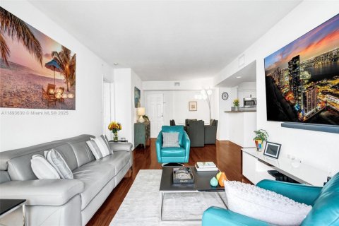 Condo in Miami, Florida, 3 bedrooms  № 1946132 - photo 8