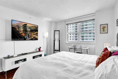 Condo in Miami, Florida, 3 bedrooms  № 1946132 - photo 16