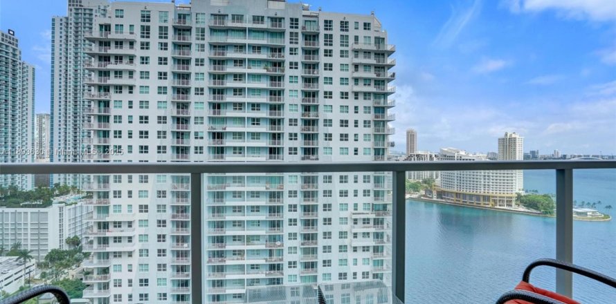 Condo in Miami, Florida, 3 bedrooms № 1946132