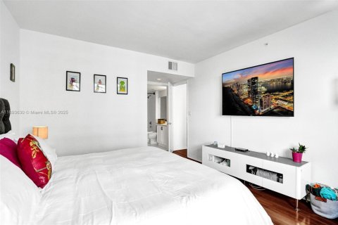 Condo in Miami, Florida, 3 bedrooms  № 1946132 - photo 15