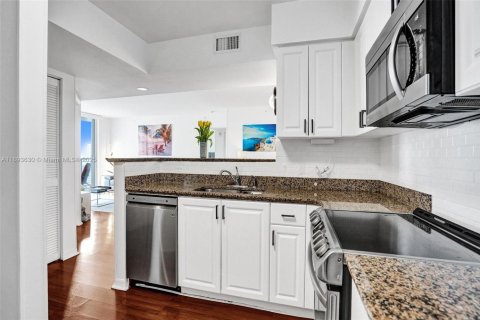 Condo in Miami, Florida, 3 bedrooms  № 1946132 - photo 11