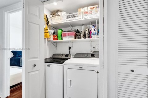 Condo in Miami, Florida, 3 bedrooms  № 1946132 - photo 25