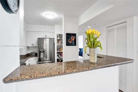 Condo in Miami, Florida, 3 bedrooms  № 1946132 - photo 12