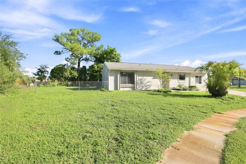 House in North Port, Florida 3 bedrooms, 110.37 sq.m. № 2224911 - photo 7