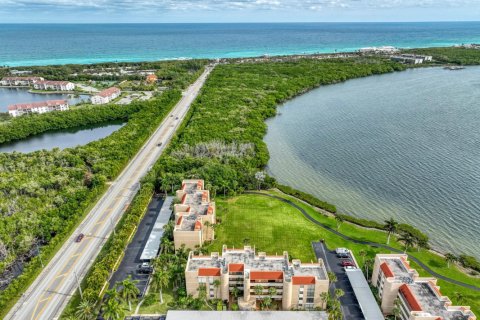 Condo in Jensen Beach, Florida, 2 bedrooms  № 938890 - photo 1