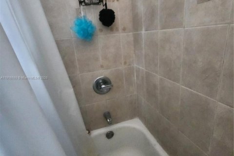 Villa ou maison à vendre à Miami, Floride: 4 chambres, 166.76 m2 № 1973667 - photo 14