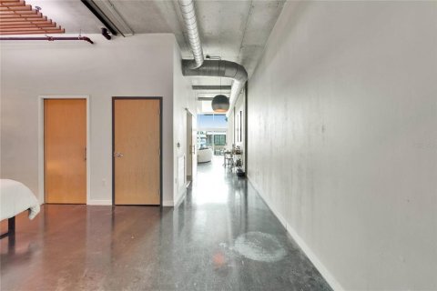 Condo in Tampa, Florida, 1 bedroom  № 1749262 - photo 11