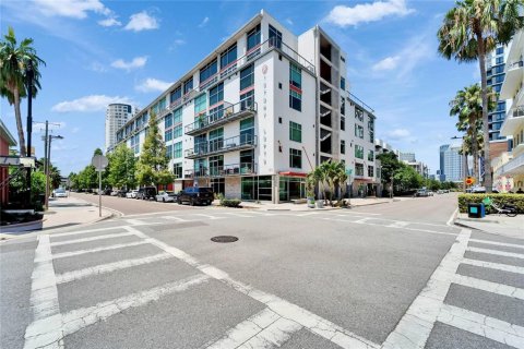 Condo in Tampa, Florida, 1 bedroom  № 1749262 - photo 1