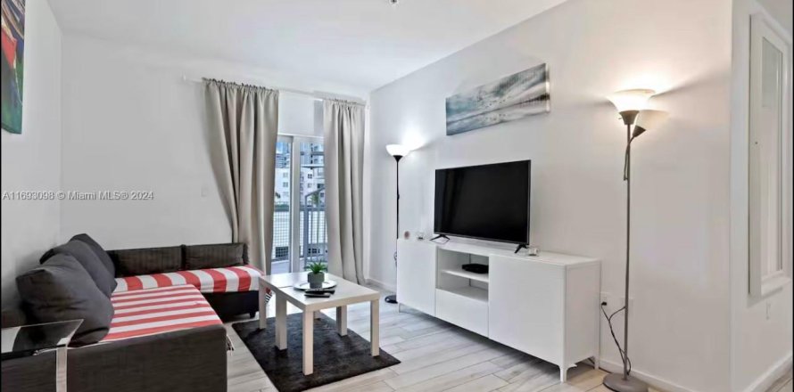 Condominio en Miami, Florida, 1 dormitorio  № 1981449
