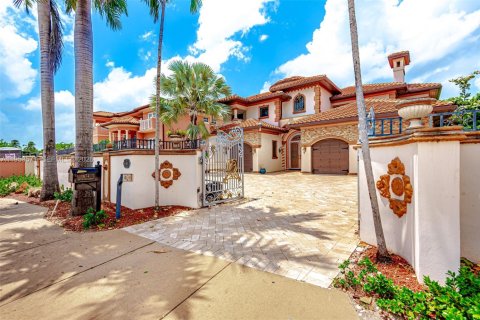 Снять в аренду виллу или дом в Голден-Бич, Флорида 6 спален, 437.66м2, № 2007909 - фото 3