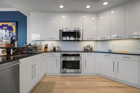 Condo in Sarasota, Florida, 3 bedrooms  № 1912800 - photo 16