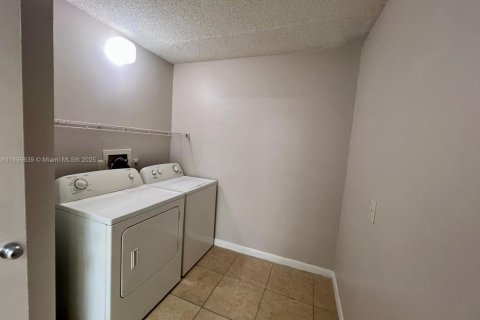 House in Tamarac, Florida 2 bedrooms, 95.69 sq.m. № 1952477 - photo 14
