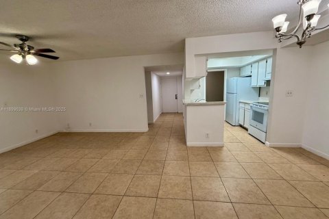 House in Tamarac, Florida 2 bedrooms, 95.69 sq.m. № 1952477 - photo 9
