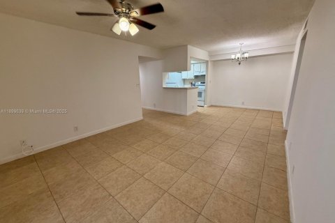 House in Tamarac, Florida 2 bedrooms, 95.69 sq.m. № 1952477 - photo 10