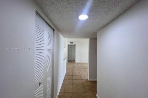 House in Tamarac, Florida 2 bedrooms, 95.69 sq.m. № 1952477 - photo 8