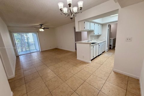 House in Tamarac, Florida 2 bedrooms, 95.69 sq.m. № 1952477 - photo 11