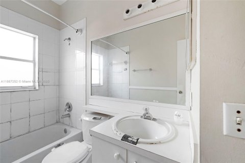 Casa en venta en Hialeah, Florida, 4 dormitorios, 148.74 m2 № 1932926 - foto 23