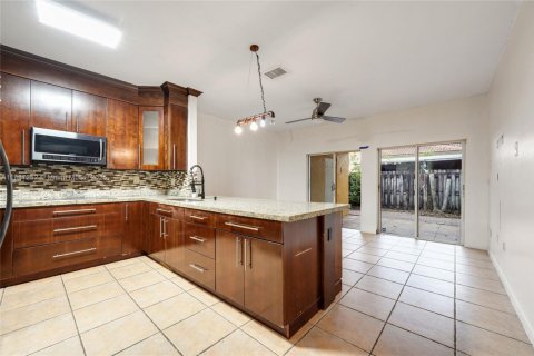 Casa en venta en Hialeah, Florida, 4 dormitorios, 148.74 m2 № 1932926 - foto 6