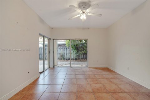 Casa en venta en Hialeah, Florida, 4 dormitorios, 148.74 m2 № 1932926 - foto 13