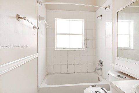 Casa en venta en Hialeah, Florida, 4 dormitorios, 148.74 m2 № 1932926 - foto 22