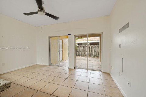 Casa en venta en Hialeah, Florida, 4 dormitorios, 148.74 m2 № 1932926 - foto 12