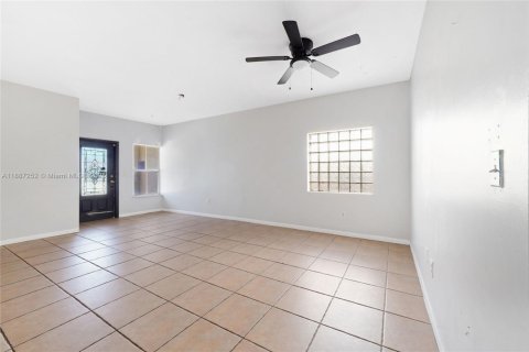 Casa en venta en Hialeah, Florida, 4 dormitorios, 148.74 m2 № 1932926 - foto 5