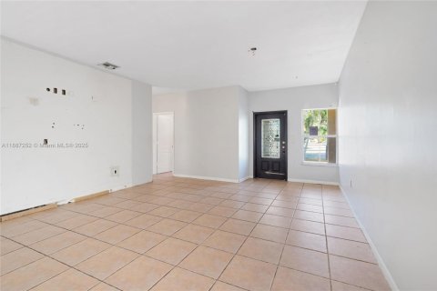Casa en venta en Hialeah, Florida, 4 dormitorios, 148.74 m2 № 1932926 - foto 4