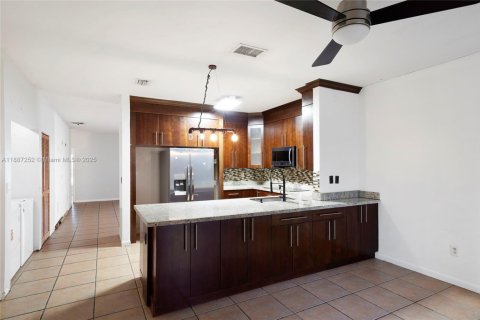 Casa en venta en Hialeah, Florida, 4 dormitorios, 148.74 m2 № 1932926 - foto 9