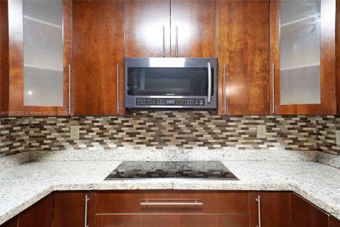 Casa en venta en Hialeah, Florida, 4 dormitorios, 148.74 m2 № 1932926 - foto 7