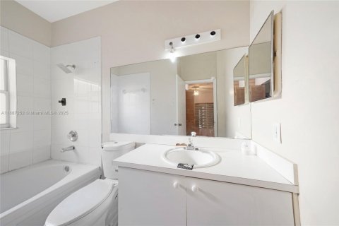 Casa en venta en Hialeah, Florida, 4 dormitorios, 148.74 m2 № 1932926 - foto 14