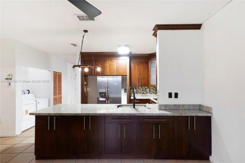 Casa en venta en Hialeah, Florida, 4 dormitorios, 148.74 m2 № 1932926 - foto 10