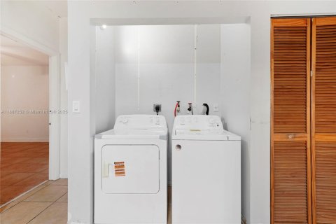 Casa en venta en Hialeah, Florida, 4 dormitorios, 148.74 m2 № 1932926 - foto 24