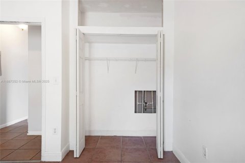 Casa en venta en Hialeah, Florida, 4 dormitorios, 148.74 m2 № 1932926 - foto 19