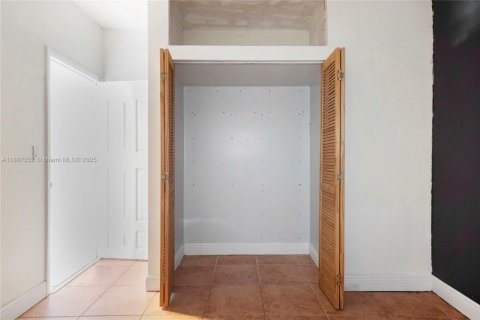 Casa en venta en Hialeah, Florida, 4 dormitorios, 148.74 m2 № 1932926 - foto 21