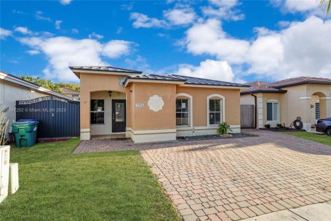 Casa en venta en Hialeah, Florida, 4 dormitorios, 148.74 m2 № 1932926 - foto 2