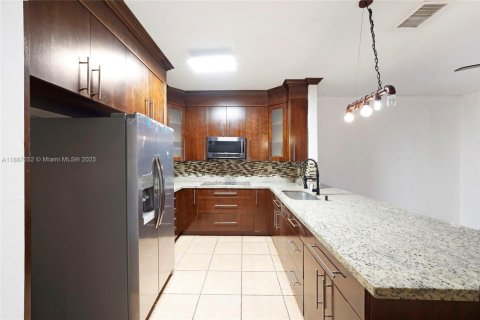 Casa en venta en Hialeah, Florida, 4 dormitorios, 148.74 m2 № 1932926 - foto 8