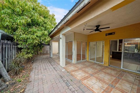 Casa en venta en Hialeah, Florida, 4 dormitorios, 148.74 m2 № 1932926 - foto 29
